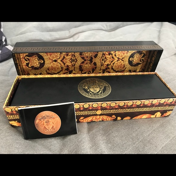 Versace - Picture 2 of 8